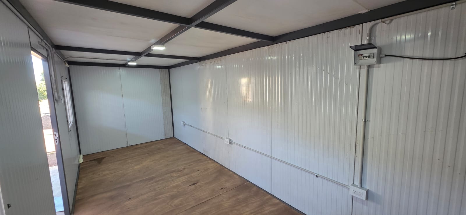 Interior modular con sala de estar