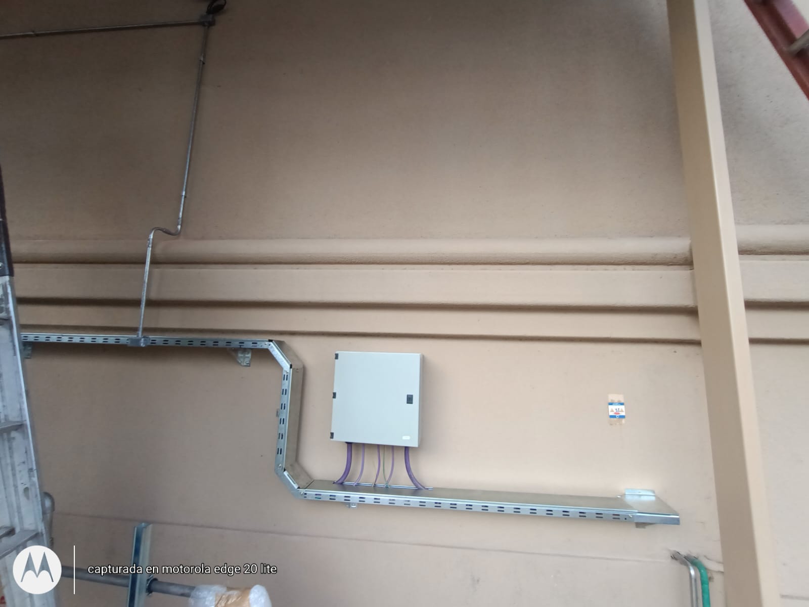 Detalle de borneras y protecciones