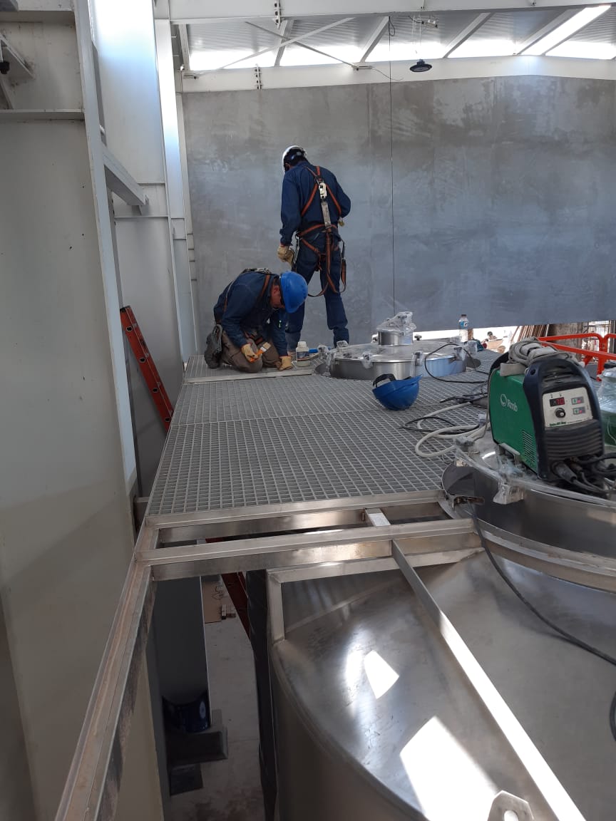 Soldador trabajando en inoxidable